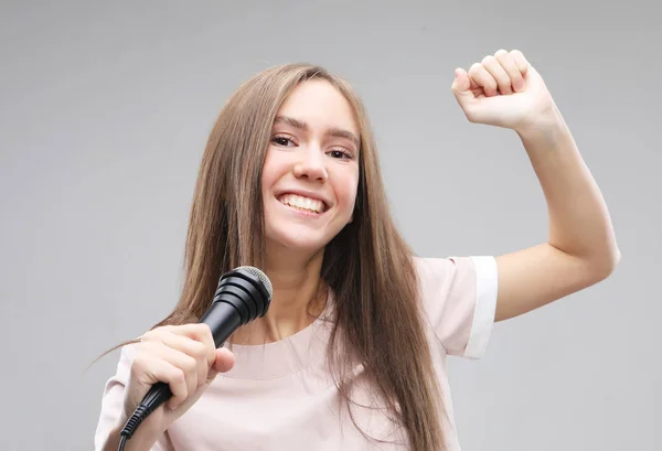 Modello di bellezza cantante ragazza con un microfono — Foto Stock