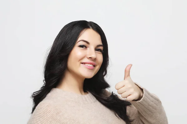 Feliz joven caucásica hembra haciendo el pulgar hacia arriba signo y sonriendo alegremente, mostrando su apoyo y respeto a alguien. — Foto de Stock