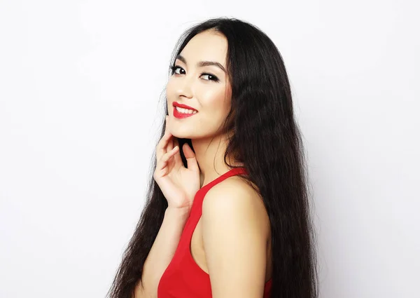 生活方式和人的概念 - 年轻美丽的亚洲女人穿红色礼服 — 图库照片