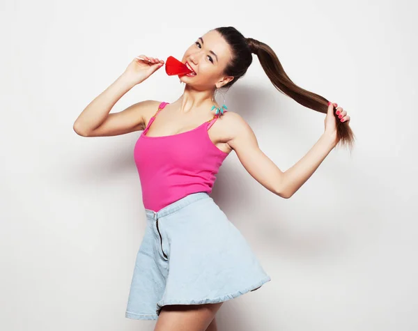 Livsstil och människor Concept-attraktiv ung kvinna med Lollipop i händerna över vit bakgrund — Stockfoto