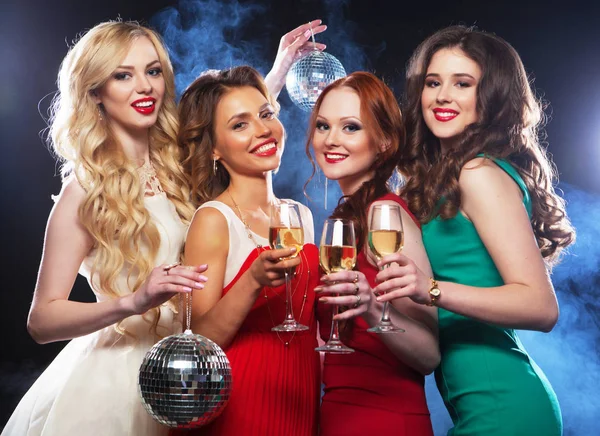 Estilo de vida, fiesta y el concepto de la gente - Grupo de chicas fiesteras con vestido, con vino espumoso — Foto de Stock