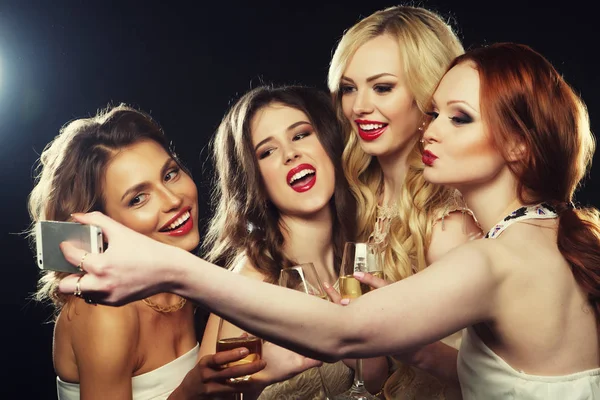 Lifestyle, party and people concept - Close-up shot of group of laughing girls having party, take selfie with smartphone — Stock Photo, Image