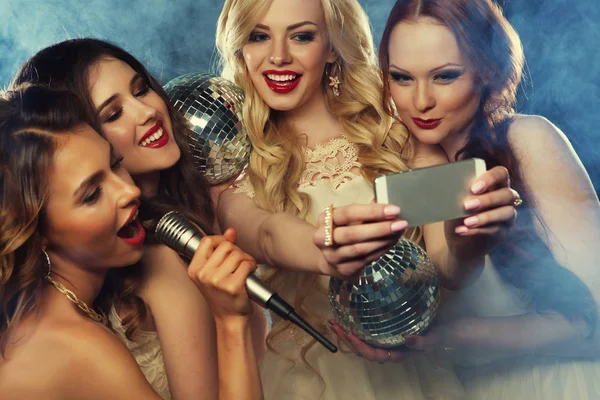 Styl życia, partia i ludzie koncepcja-zbliżenie strzał z grupy śmiać się dziewczyny mając imprezę, wziąć selfie ze smartfonem — Zdjęcie stockowe