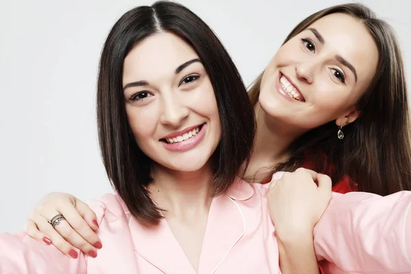 Duas meninas bonitas vestidas de pijama abraçando e tirando selfies — Fotografia de Stock