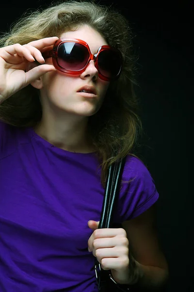 Woman with fashion sunglasses and handbag — Stock Photo, Image
