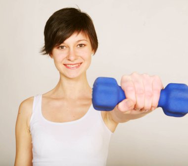 Fitness kadın ağırlık kaldırma egzersizleri 