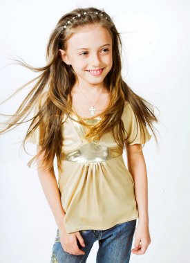 beyaz arka plan üzerinde küçük kızlar