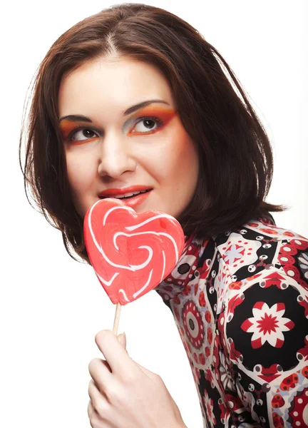 Kvinna med hjärtat lolly pop — Stockfoto