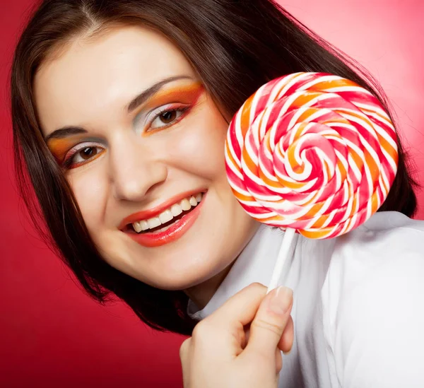 Porträtt av ung kvinna med lollipop — Stockfoto