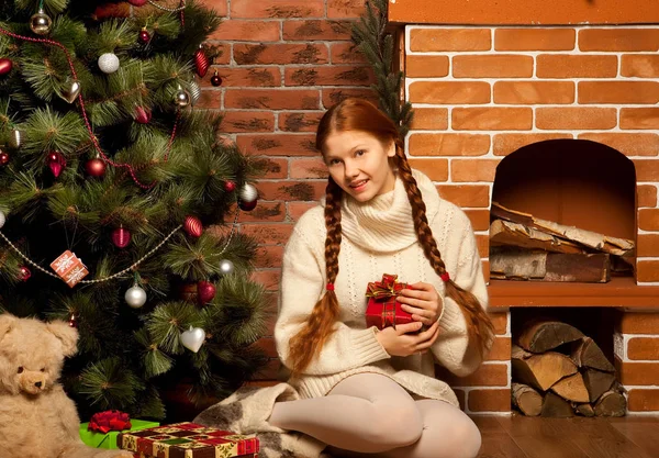 Redhair gelukkige vrouw met geschenken — Stockfoto