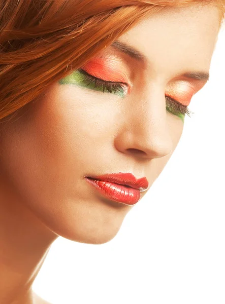 Счастливая рыжая женщина с творческим макияжем — стоковое фото