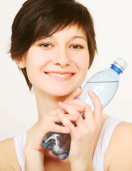 きれいな水のボトルを持つ女性は — ストック写真