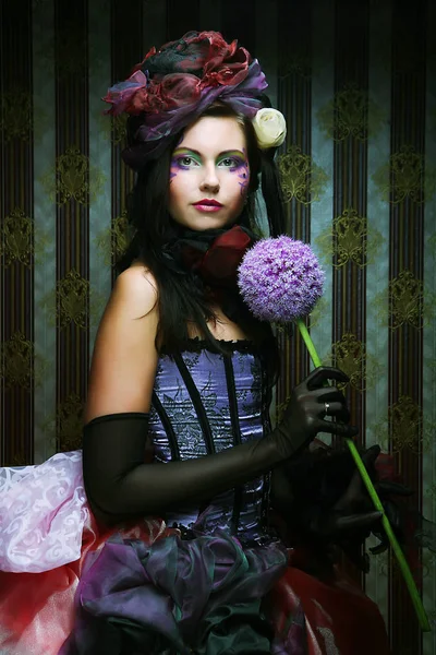 Mujer con maquillaje creativo en estilo muñeca con flor — Foto de Stock