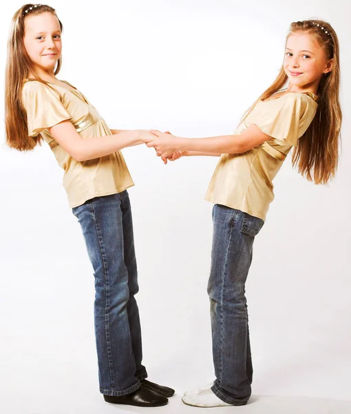 Duas meninas abraçando umas às outras — Fotografia de Stock
