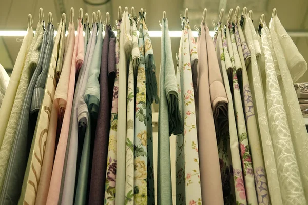 Závitky z textilie a textilní výrobky v obchodě — Stock fotografie