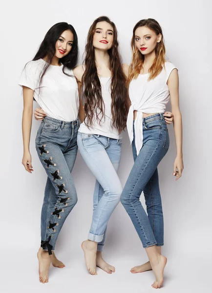 Lifestyle, fashion and people concept - group of three girls friends — Stock Photo, Image