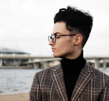 Zarif genç yakışıklı adam. Açık havada moda portresi.  