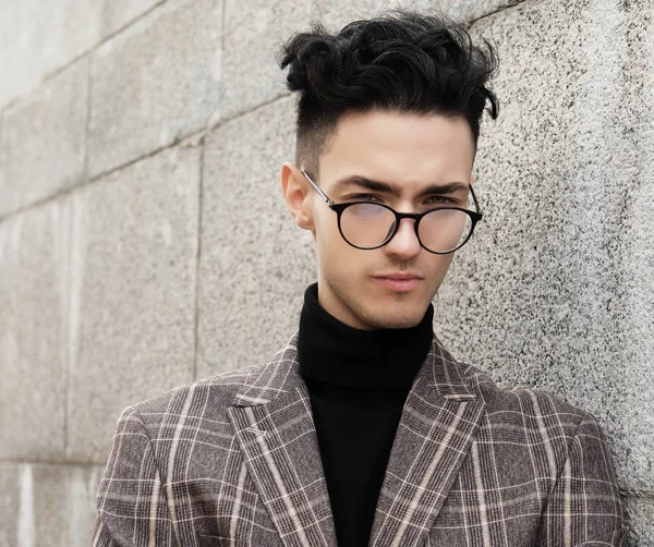 Um jovem elegante e bonito. Retrato de moda ao ar livre . — Fotografia de Stock