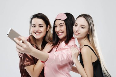 dostluk, insanlar ve teknoloji kavramı - selfie çekerken akıllı telefon ile mutlu arkadaşlar veya genç kızlar