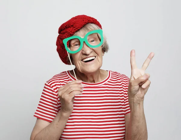 Lifestyle, συναίσθημα και άνθρωποι concept: αστεία γιαγιά με ψεύτικα γυαλιά, γέλια και έτοιμη για πάρτι — Φωτογραφία Αρχείου