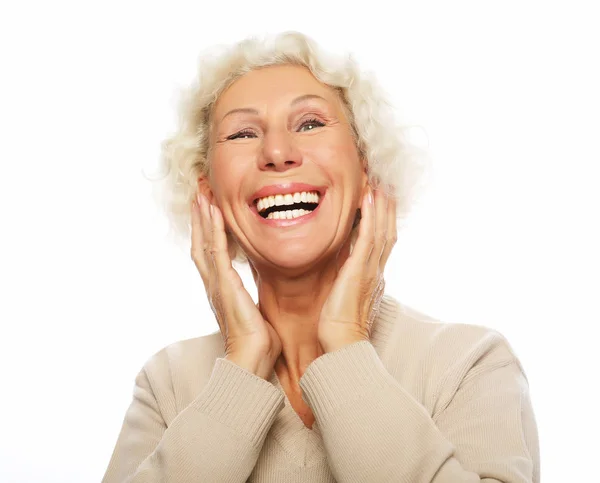 Estilo de vida, emoção e conceito de pessoas: Close up retrato da mulher idosa feliz sorrindo — Fotografia de Stock