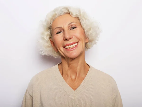 Stile di vita, emozione e concetto di persone: ritratto ravvicinato di felice donna anziana sorridente — Foto Stock