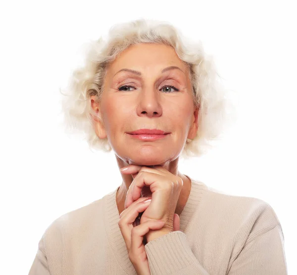 Stile di vita, emozione e concetto di persone: ritratto ravvicinato di felice donna anziana sorridente — Foto Stock