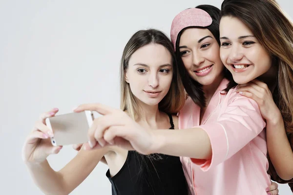 Vänskap, människor och teknikkoncept-Happy Friends eller tonårsflickor med smartphone ta Selfie — Stockfoto