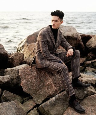 Gölde yakışıklı adam