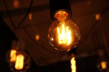 Mağazanın arka planında tavan lambaları