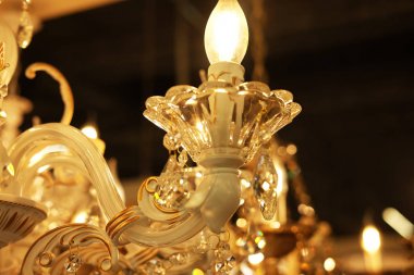 Mağazada tavan lambaları, avizeler