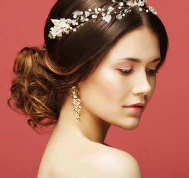   Gelin makyajı ve saç stili olan güzel bir model.