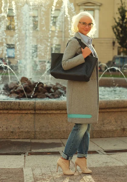 Retrato de moda de mujer joven y elegante — Foto de Stock