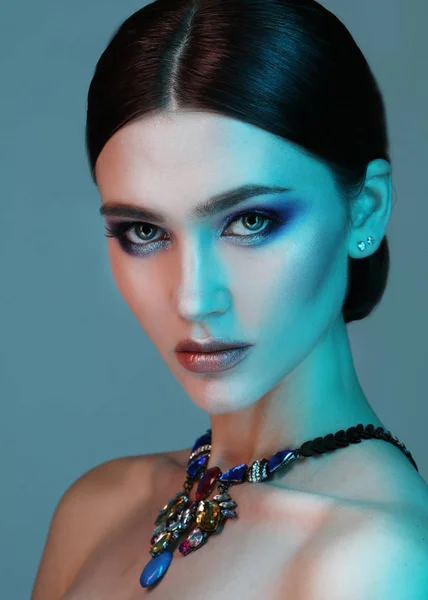High fashion model vrouw poseren in Studio. Portret van mooie sexy meisje dragen sieraden met trendy make-up — Stockfoto