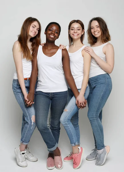 Gruppo di quattro ragazze amiche di diverse nazionalità — Foto Stock