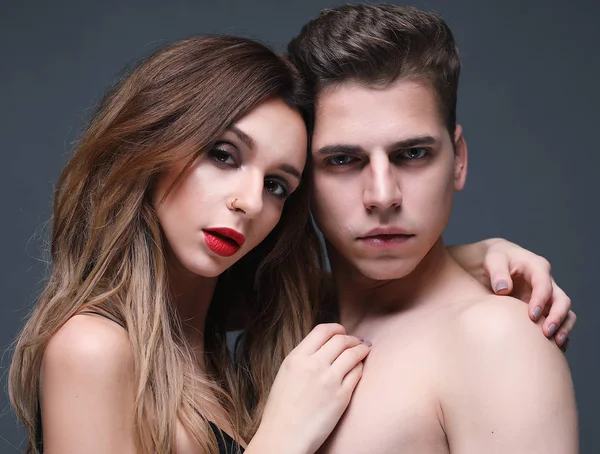 Retrato de moda de una hermosa pareja sexy — Foto de Stock