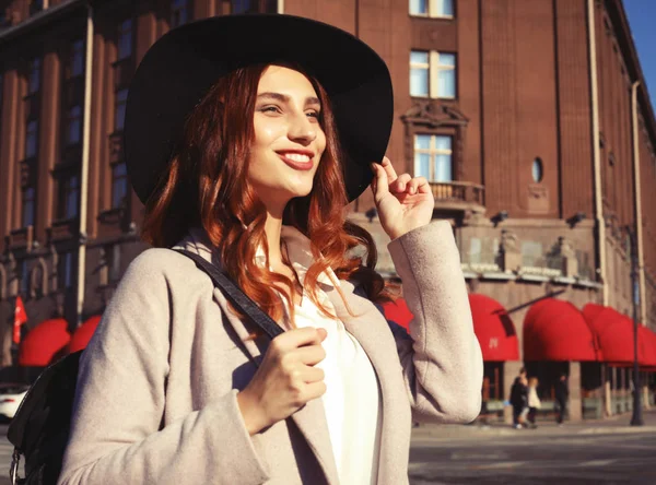 Retrato al aire libre de yong hermosa mujer sonriente feliz con sombrero elegante, abrigo. —  Fotos de Stock