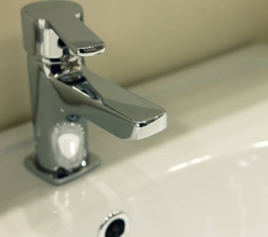 Modern banyo musluğu