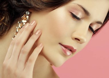 Kadın eli küpeli, küpeleri alıyor, küpe takıyor..