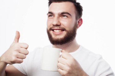 Günaydın, bir fincan çay tutan adam. Sabah kavramı. 