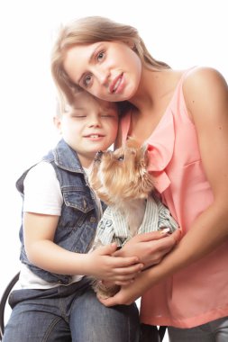 yaşam tarzı, mutluluk, duygusal ve insan kavramı: kardeş ans kardeş tutan bir köpek