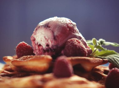 Dondurma ve mavi ahşap arka plan üzerinde taze çilek ile Belçika waffle tabak