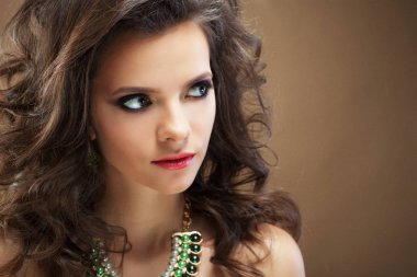 Kıvırcık saç modeli ile güzel model, portre yakın. Güzellik konsepti.