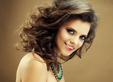 Kıvırcık saç modeli ile güzel model, portre yakın. Güzellik konsepti.