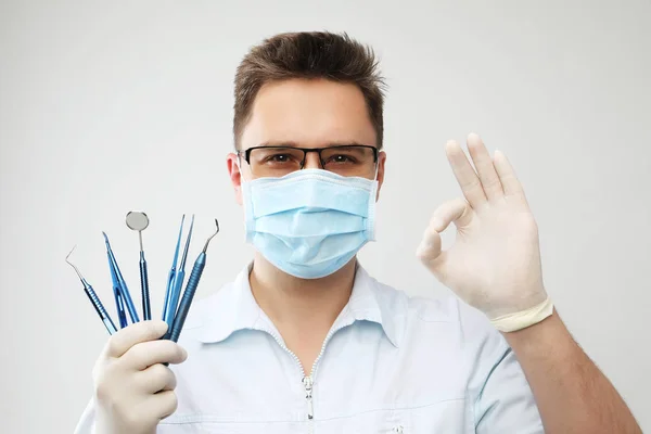 Dentista con herramientas de odontología aislado —  Fotos de Stock