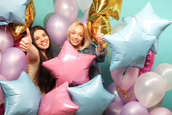 Lifestyle- und People-Konzept: zwei Freundinnen mit bunten Luftballons — Stockfoto