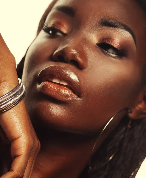 Schönheitskonzept: Porträt einer sinnlichen jungen Afrikanerin mit farbigem Make-up — Stockfoto