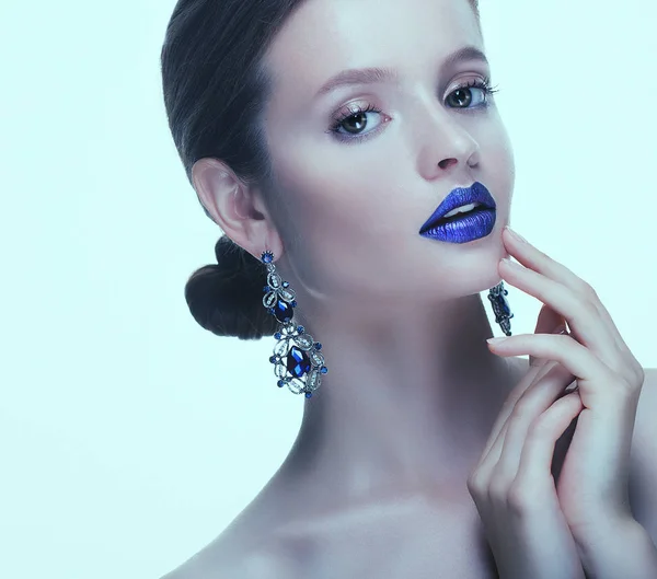 Modeportret van jonge mooie vrouw met sieraden. Perfecte make-up. Blauwe lippen. — Stockfoto