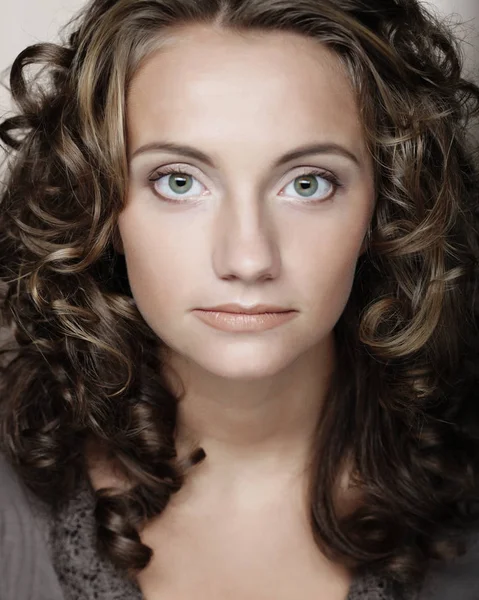 Mujer joven con el pelo cury — Foto de Stock