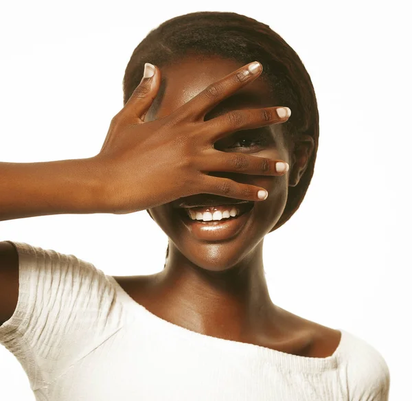 Estilo de vida y el concepto de la gente: mujer africana joven riendo con los ojos cerrados —  Fotos de Stock